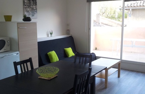 L'Isle-sur-la-Sorgue Apartment | Air-conditioned apartment with terrace in a quiet city center