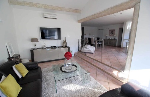Salon-de-Provence Villa | Air-conditioned villa in Salon-de-Provence, heated pool, pet allowed