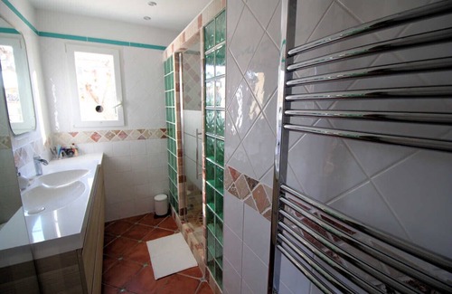 Salon-de-Provence Villa | Air-conditioned villa in Salon-de-Provence, heated pool, pet allowed