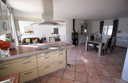 Salon-de-Provence Villa | Air-conditioned villa in Salon-de-Provence, heated pool, pet allowed