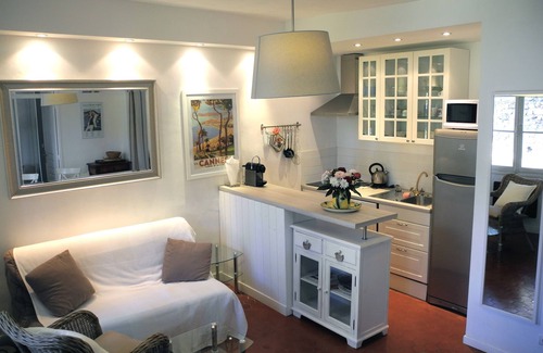 Le Suquet Apartment | Air-conditioned 3-room apartment, historic town center, 200m from the beach