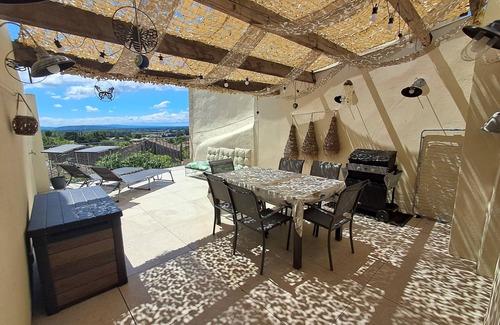 Lagnes Apartment | Air-conditioned apartment with terrace overlooking the Luberon