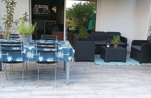 Vergeze House | Air-conditioned house in private residence. Large terrace with awning.
