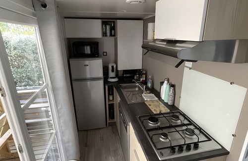 Aureilhan House | Air-conditioned Mobile Home with 3 Bedrooms – 6 People – Covered Terrace – On the Shore of Lake Aureilhan