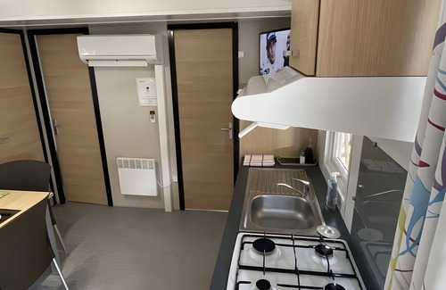 Aureilhan House | Air-conditioned Mobile Home with 3 Bedrooms – 6 People – Covered Terrace – On the Shore of Lake Aureilhan