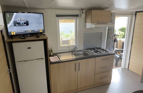 Aureilhan House | Air-conditioned Mobile Home with 3 Bedrooms – 6 People – Covered Terrace – On the Shore of Lake Aureilhan