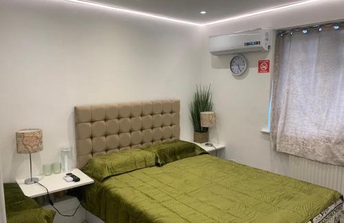 Yeading Bed & Breakfast | Air Conditioned Modern Double Bed Room with Private Attached Bathroom - FREE Parking - Near London Heathrow Airport & Southall Broadway