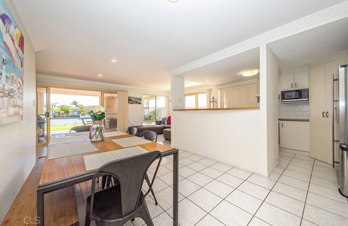Banksia Beach House | Air Conditioned Pet Friendly Canal Home