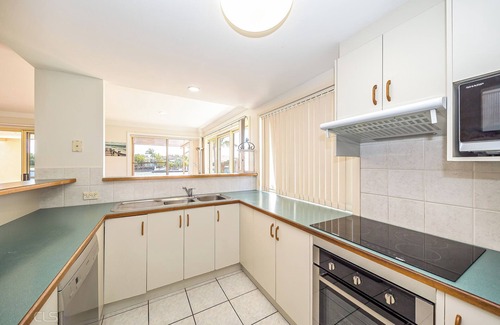 Banksia Beach House | Air Conditioned Pet Friendly Canal Home