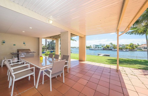 Banksia Beach House | Air Conditioned Pet Friendly Canal Home