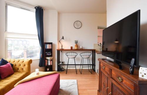 Southsea Apartment | Air Maison - Minutes From Seafront - Sleeps 4 Free - Street Parking