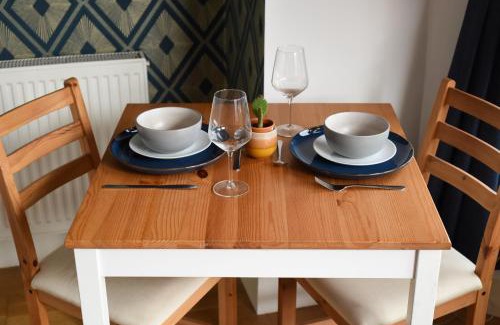 Southsea Apartment | Air Maison - Minutes From Seafront - Sleeps 4 Free - Street Parking