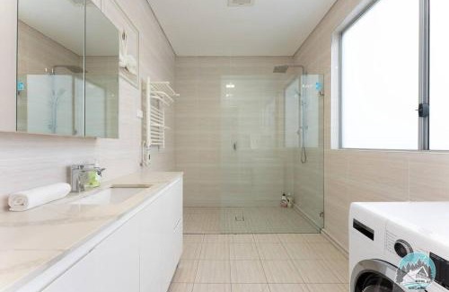 Fairfield House | Aircabin - Fairfield - Modern - 6 Bedrooms House