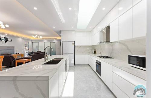 Fairfield House | Aircabin - Fairfield - Modern - 6 Bedrooms House