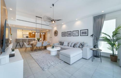 Palm Jumeirah Apartment | AirDXB - Stylish Relaxing 3-Bedroom Apartment Perfect for Family in Palm Jumeirah