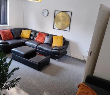 Manchester House | Airport and City Access Stylish 3BR with Garden Plus Parking