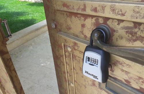 Paiania Apartment | AIRPORT of ATHENS 2 TWO STOPS BY METRO FROM STUDIO "PEANIA-KANTZA" STATION