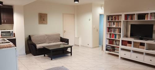 Paiania Apartment | AIRPORT of ATHENS 2 TWO STOPS BY METRO FROM STUDIO "PEANIA-KANTZA" STATION