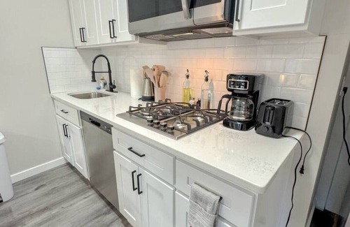 North Ironbound Apartment | Airport Studio: NY/NJ Charm