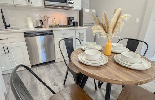 North Ironbound Apartment | Airport Studio: NY/NJ Charm