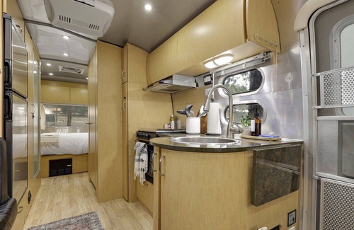 Dunsmuir Apartment | Airstream - (Magnolia)