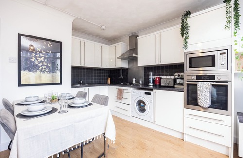 Hoxton Apartment | Airy 4BR Home | Walk to Old St & Shoreditch | 2-Storey Retreat