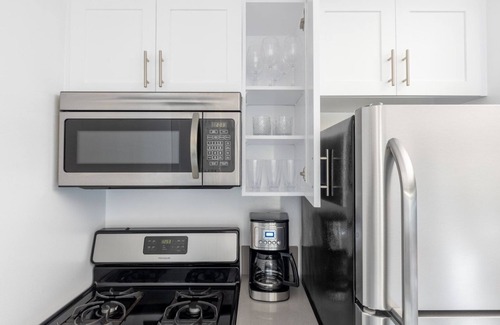 Sawtelle Apartment | Airy Brentwood Studio w/Pool, near UCLA & Whole Foods, by Blueground