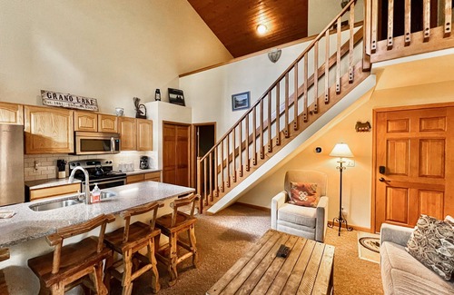 Grand Lake Condo | Airy & bright retreat w/private balcony, great location, & gas fireplace