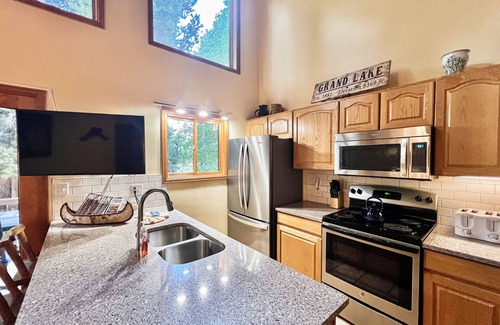Grand Lake Condo | Airy & bright retreat w/private balcony, great location, & gas fireplace