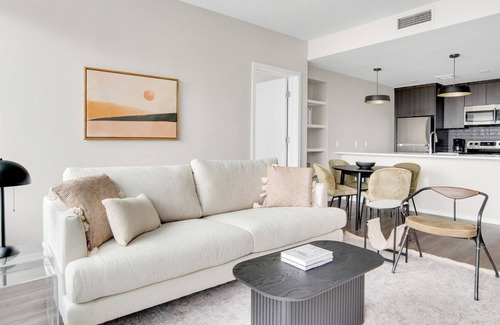 Congress Park Apartment | Airy Congress Park 2BR w/ Gym & Pool, near shops & dining, by Blueground