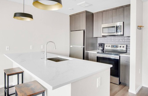 Congress Park Apartment | Airy Congress Park 2BR w/ Gym & Pool, near shops & dining, by Blueground