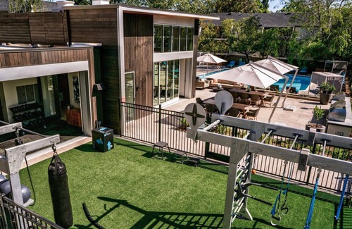 Sharon Heights Apartment | Airy Menlo Park 1BR w/ Pool, W/D & BB Court, near highways, by Blueground