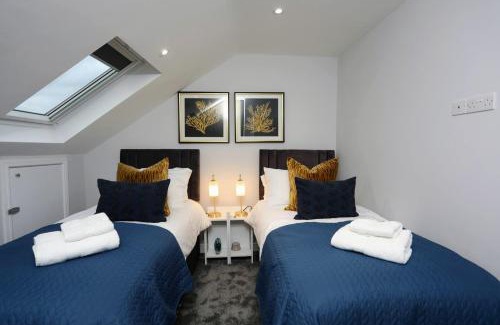 North Finchley Apartment | Aisiki Apartments at Stanhope Road, North Finchley, Air-conditioned 3-Bedroom & 2-Bathroom, Pet Friendly Duplex Flat, King or Twin Beds, with Free Wi-Fi