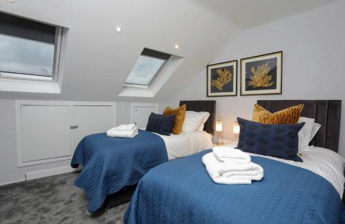North Finchley Apartment | Aisiki Apartments at Stanhope Road, North Finchley, Air-conditioned 3-Bedroom & 2-Bathroom, Pet Friendly Duplex Flat, King or Twin Beds, with Free Wi-Fi