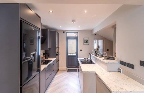 Cheltenham House | Albert House - 3 Beds, Central & Racecourse!