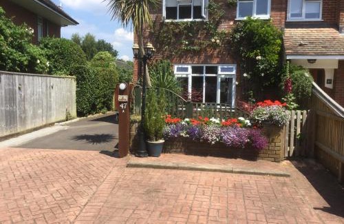 New Forest District Bed & Breakfast | Albertine ,A warm welcome awaits you ,Offering room only or bed and breakfast ,Ideal location for Solent Way ,High Street ,Isle of Wight ,New Forest