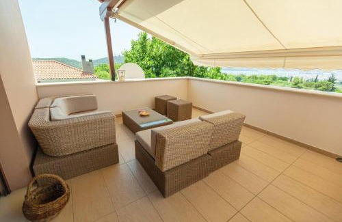 Alli Meria Villa | Alcedo Villa