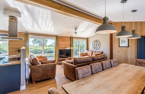 Saintbury Ski Chalet | Alderminster Lodge Premier