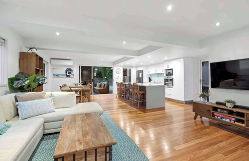 Alexandra Headland House | Alex Poolside Luxury: Pet friendly + Walk to beach