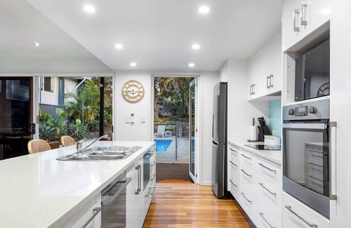 Alexandra Headland House | Alex Poolside Luxury: Pet friendly + Walk to beach