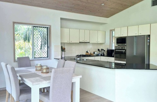 Alexandra Headland House | Alex Treehouse by the Beach- 5BRM with Pool