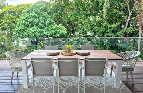 Alexandra Headland House | Alex Treehouse by the Beach- 5BRM with Pool