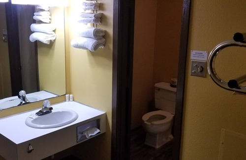 Park River Hotel | Alexander House Motel