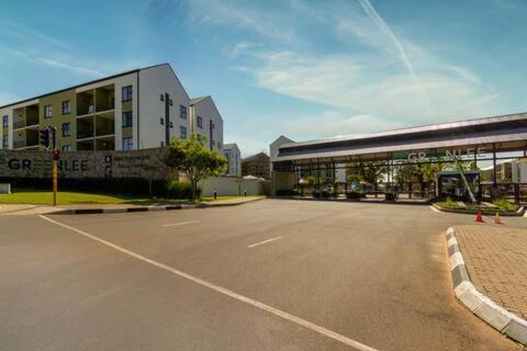 Greater Johannesburg Metropolitan Area Apartment | #AlimamaSpaces Rari's Greenlee