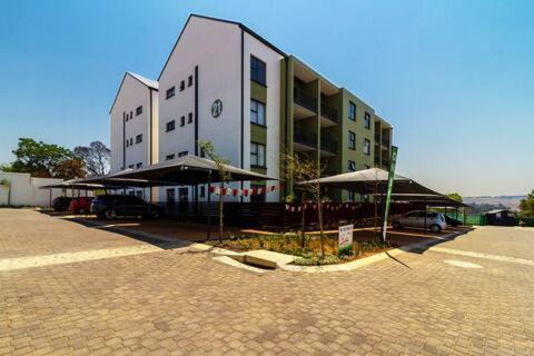Greater Johannesburg Metropolitan Area Apartment | #AlimamaSpaces Rari's Greenlee