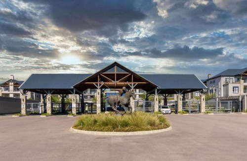 Greater Johannesburg Metropolitan Area Apartment | #AlimamaSpaces: Sifiso's Polofields