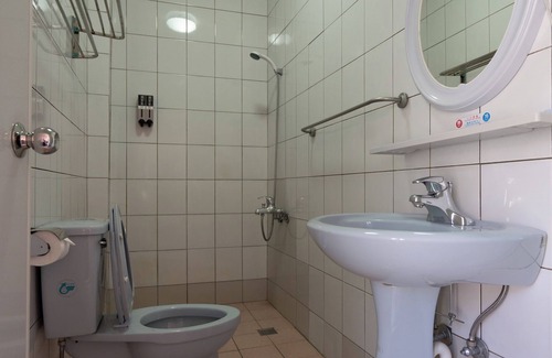 Alishan House | Alishan | Double Room near Fenqihu Old Street | Bus Access | 新天山茶業民宿雙人房