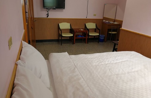 Alishan House | Alishan | Double Room near Fenqihu Old Street | Bus Access | 新天山茶業民宿雙人房