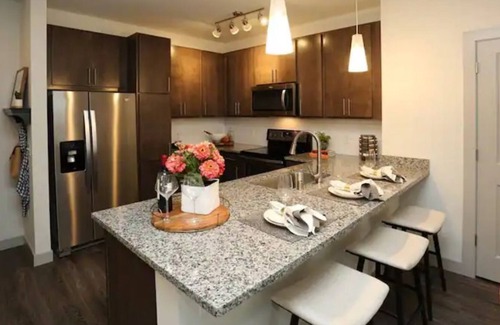 Marquette Apartment | ALL INCLUSIVE-MODERN LUXURY near Downtown State Capitol-HEATED PARKING
