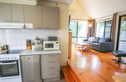 Bright Villa | ALLAMBIE COTTAGES - VILLA 1: Bright